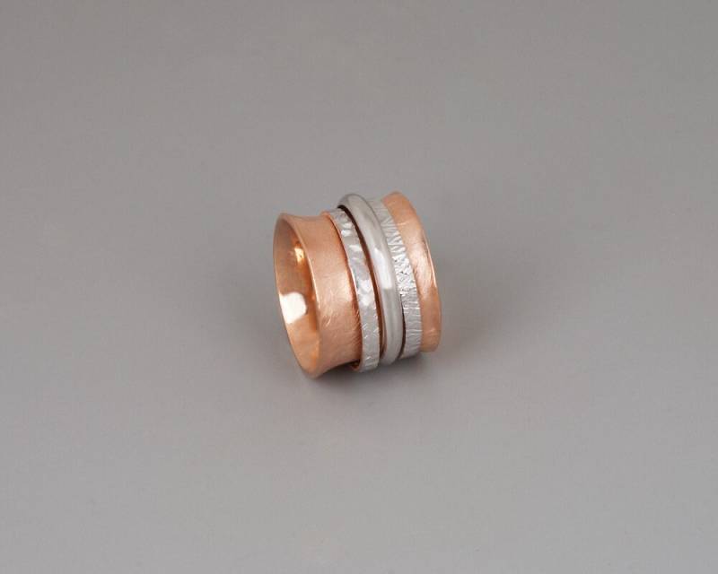 Roter Gold Spinner Ring, Klobiger Gemischter Metallring, Großer Statementring, Breiter Sorgenring, Meditationsring, Boho-Ring von ToolisJewelry