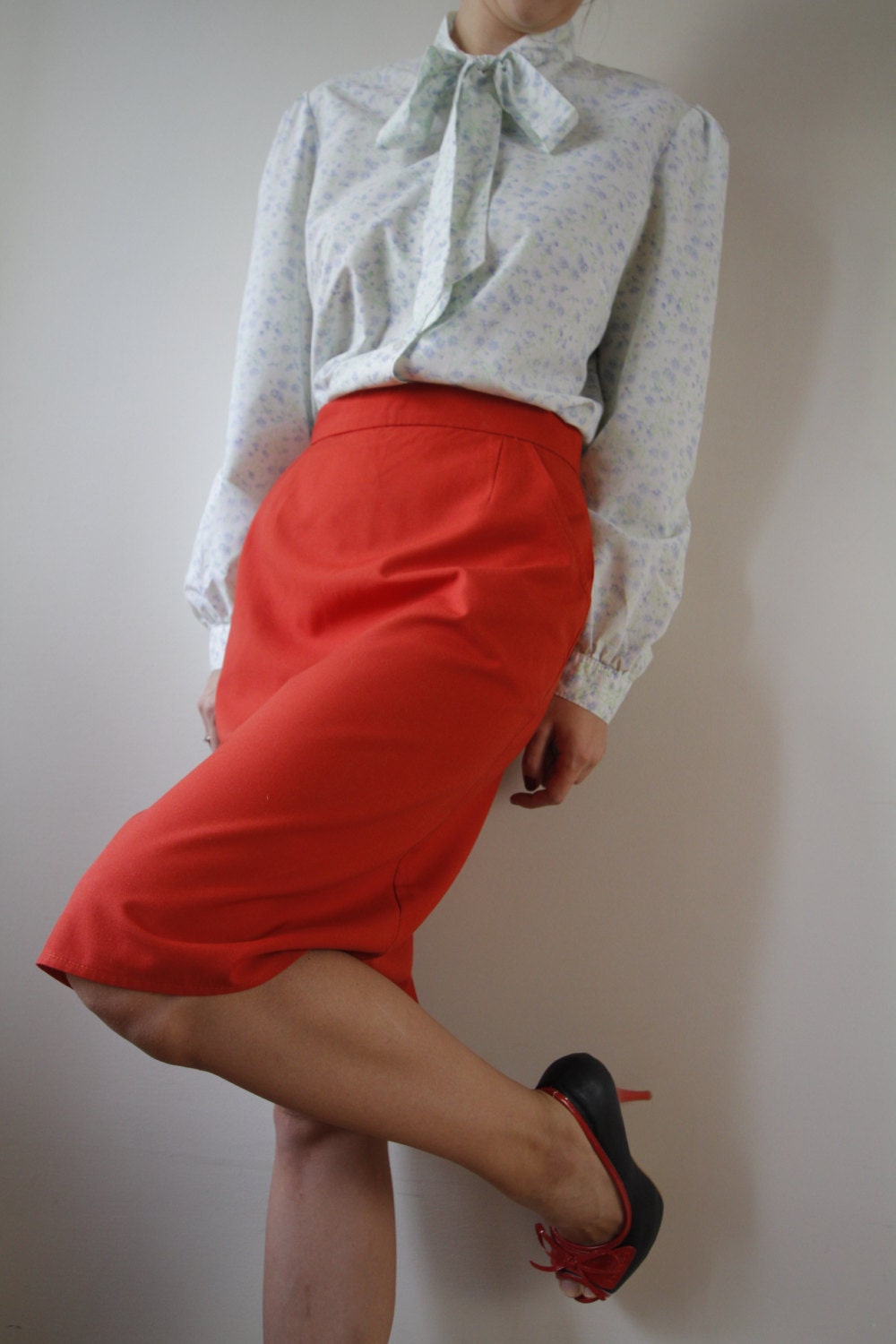 Alte Weiße Bluse Mit Blumendruck Handgemacht Und Bogen von ToooMuchVintage