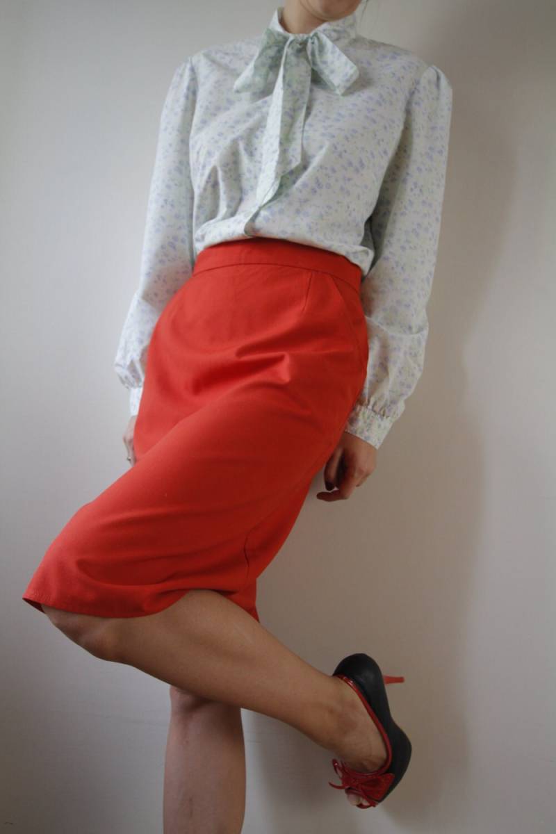 Alte Weiße Bluse Mit Blumendruck Handgemacht Und Bogen von ToooMuchVintage