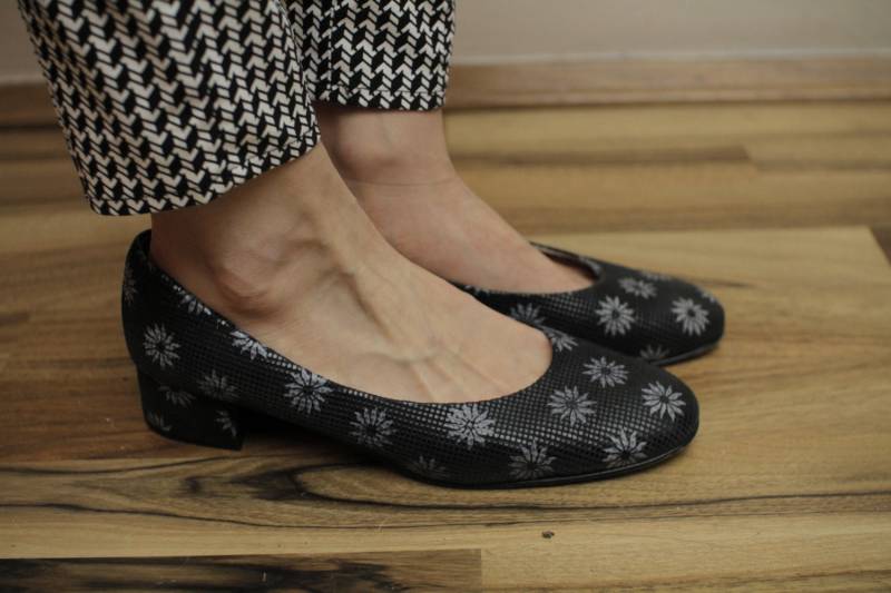 Echte Vintage Damen Floral Pumps Marine Blau Frau Schuhe Made in Italy Eu40 Uk7 Us9 von ToooMuchVintage