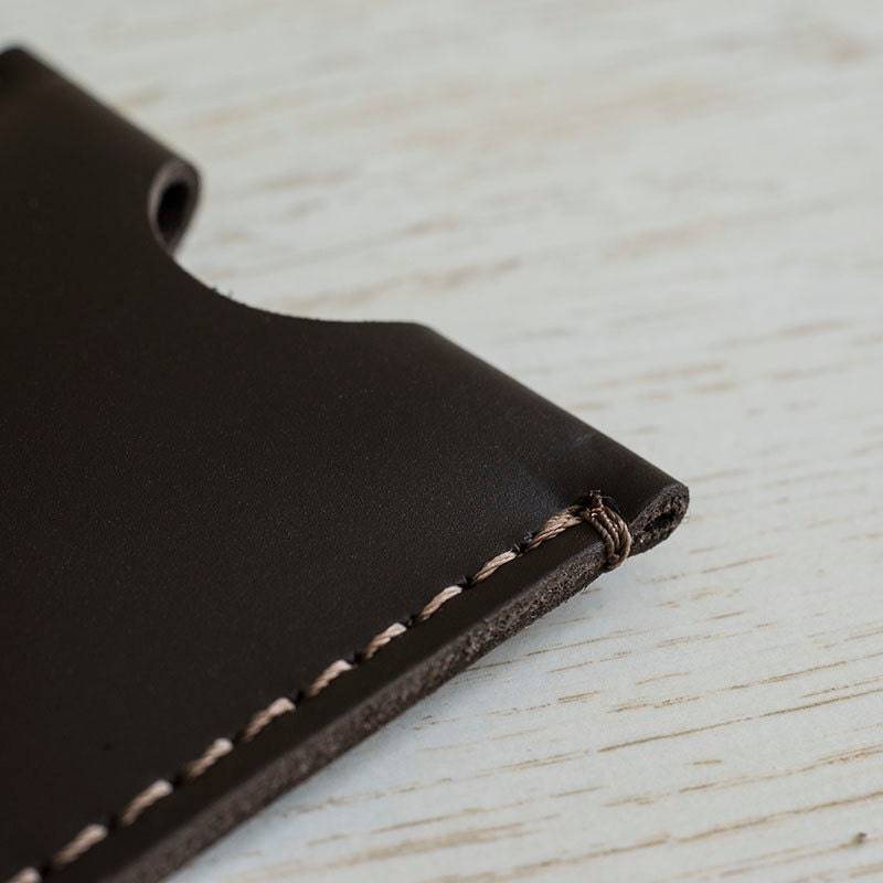 Handgefertigter Visitenkartenhalter Aus Leder Minimalistisch Slim Wallet Pflanzlich Gegerbt Handarbeit Dunkelbraun Matt von TopG