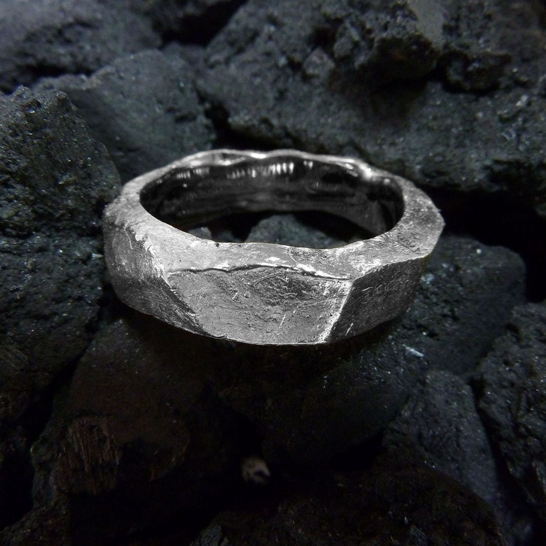 Roher Gehämmerter Silberring, Schmiedring, Facettierter Herrenring, Dicker Ehering Für Männer Roher Gehämmerter Silberring, Schmiedring, Facettierter Herrenring, Dicker Ehering Für Männer von TopGunJewelry