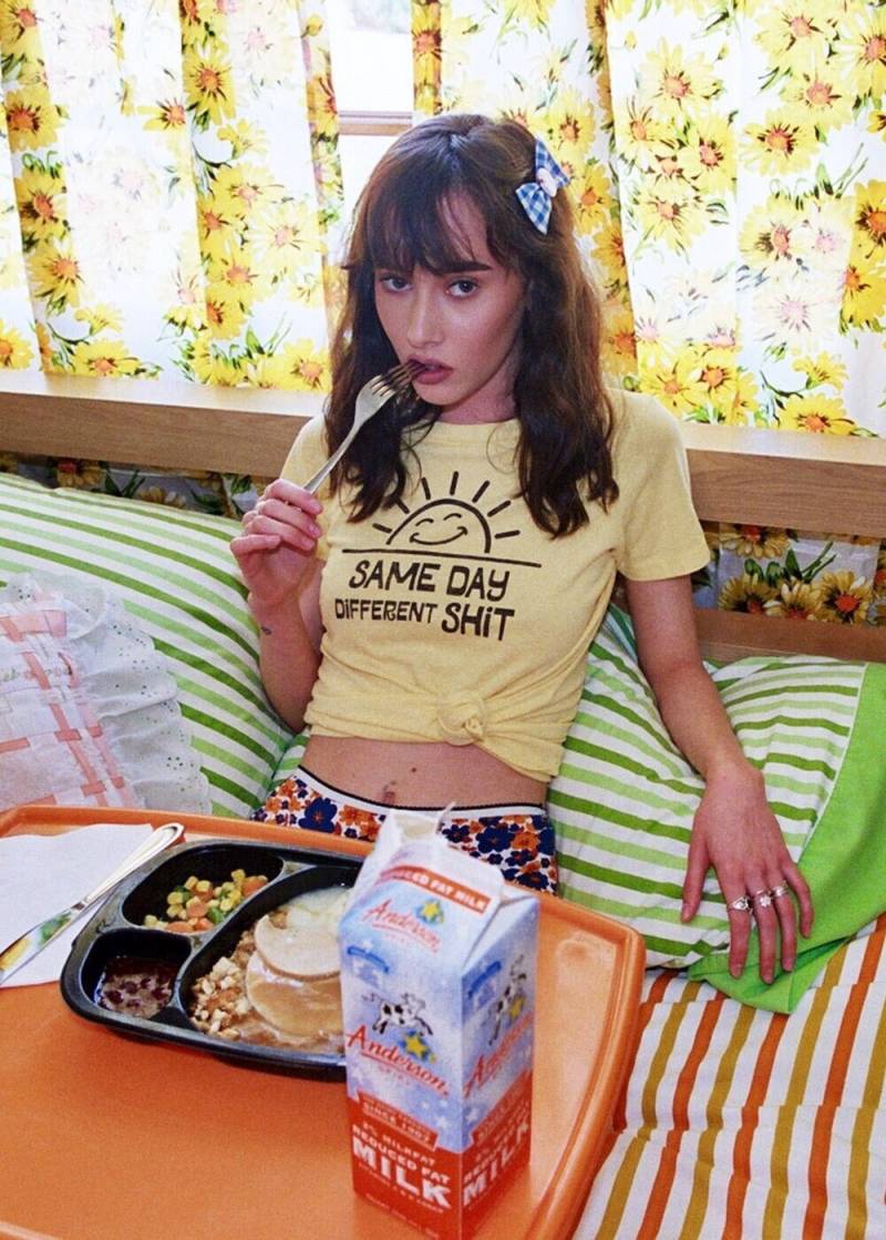 Gleicher Tag Unterschiedlicher Scheiß | Top Knot Goods 70Er Jahre Gelb Vintage Inspiriertes Grafik T-Shirt von TopKnotGoods