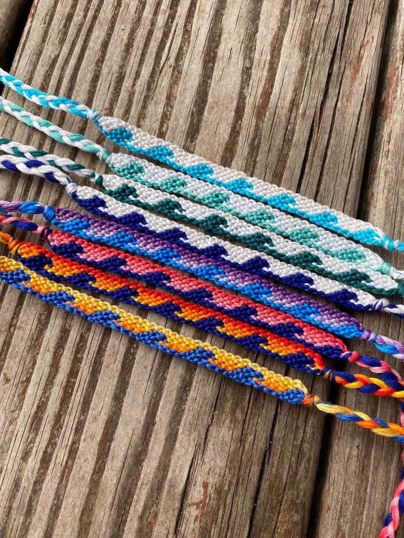 Handgewebtes Wellen Freundschaftsarmband Baumwollstickgarn von TopNotchBracelet