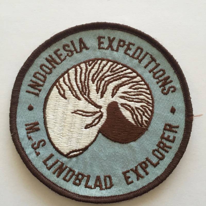 Vintage M.s. Lindblad Entdecker Indonesien Expedition Gestickter Aufnäher Reise-Erinnerungsstücke - Lot P2 von TopNotchCurators