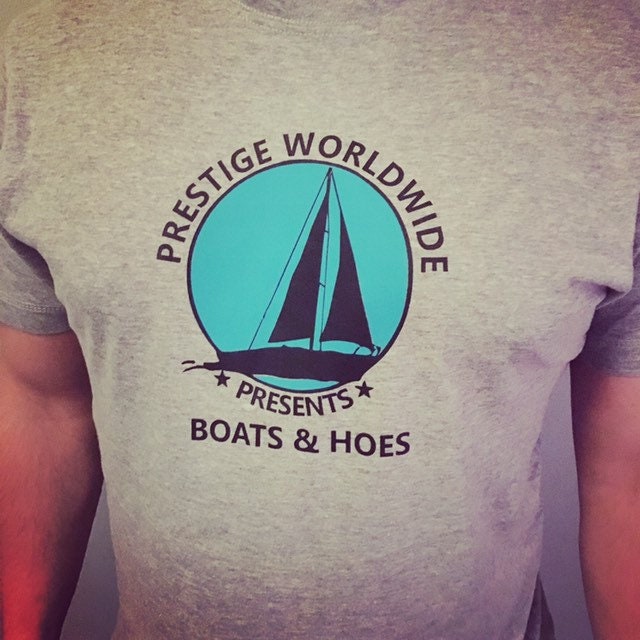 Neuheit Erwachsenenfilm T-Shirts Im Stil Von Step Brothers Boote Und Hacken Neuheit Erwachsenenfilm T-Shirts Im Stil Von Step Brothers Boote Und Hacken von Topclassembroidery