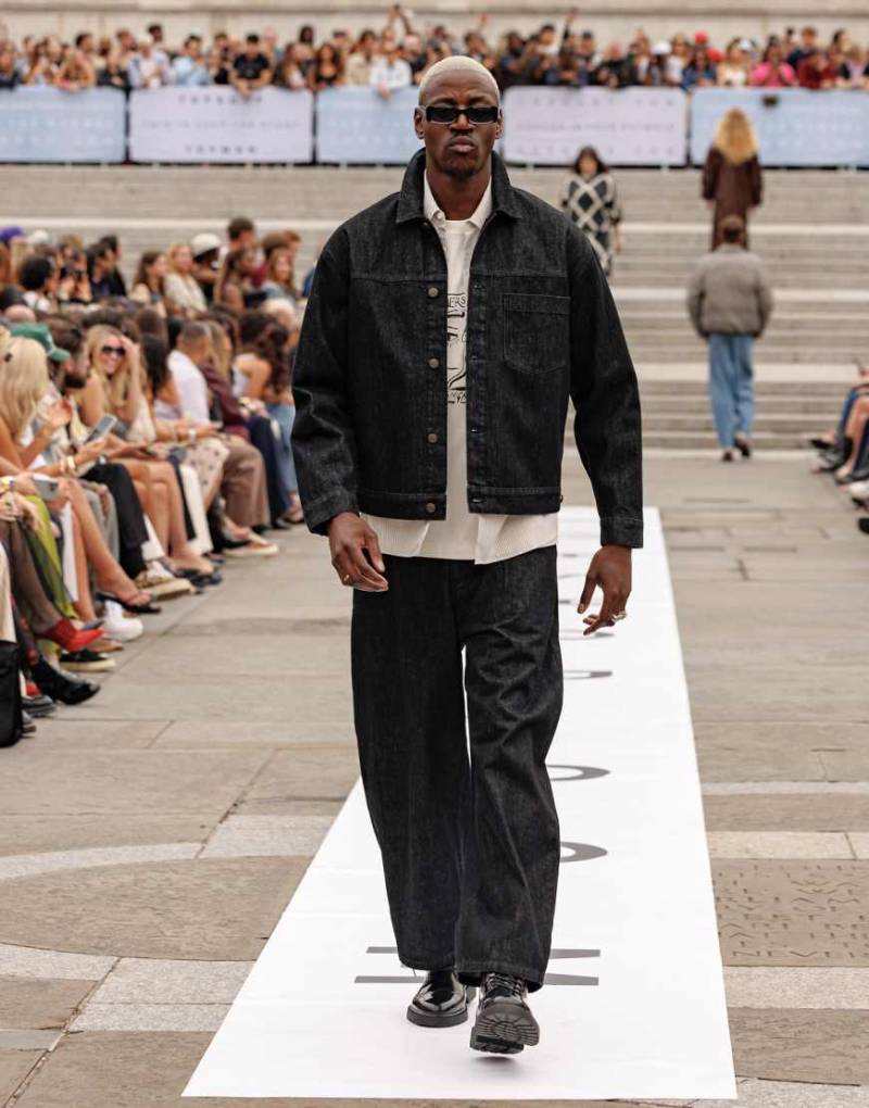 Topman - Barrel - Barrel Jeans aus festem Denim in Raw-Schwarz von Topman