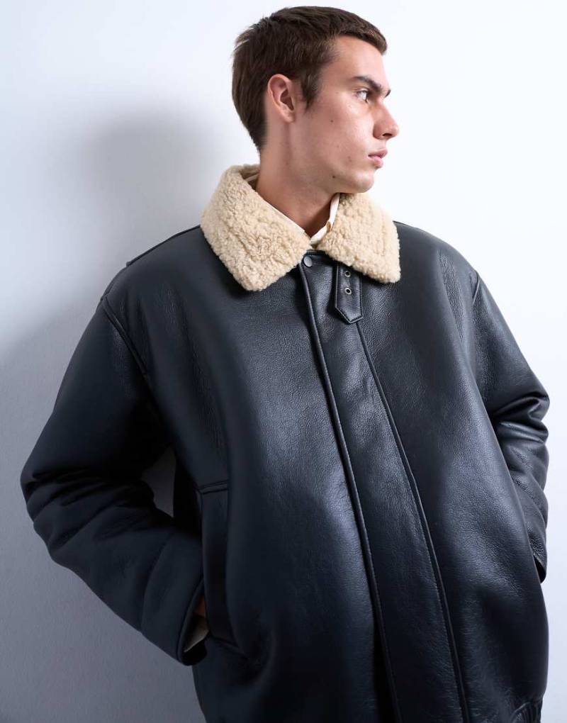 Topman - Bomberjacke aus Kunstleder in Schwarz mit Kragen aus Lammfellimitat von Topman