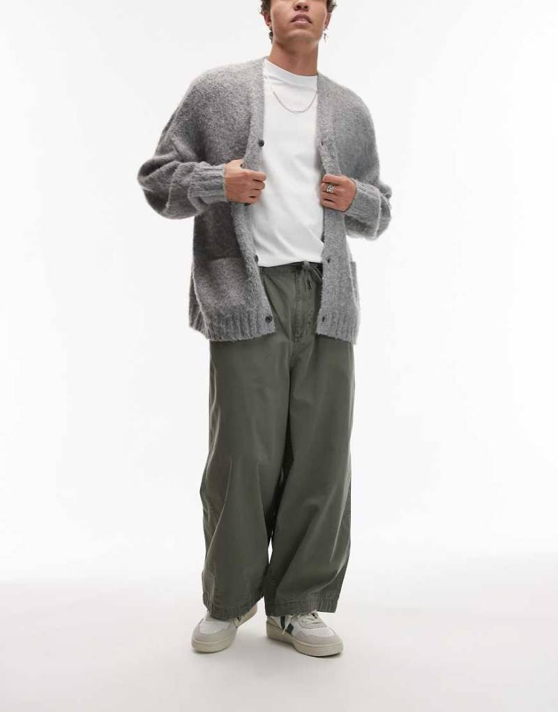 Topman - Cropped-Hose aus Twill in Khaki mit Oversize-Passform-Grün von Topman