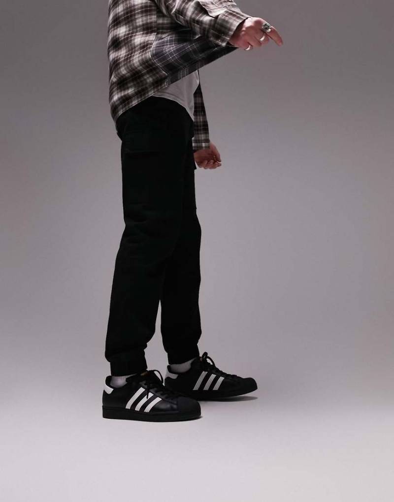 Topman - Eng geschnittene Cargohose in Schwarz mit zwei Taschen von Topman