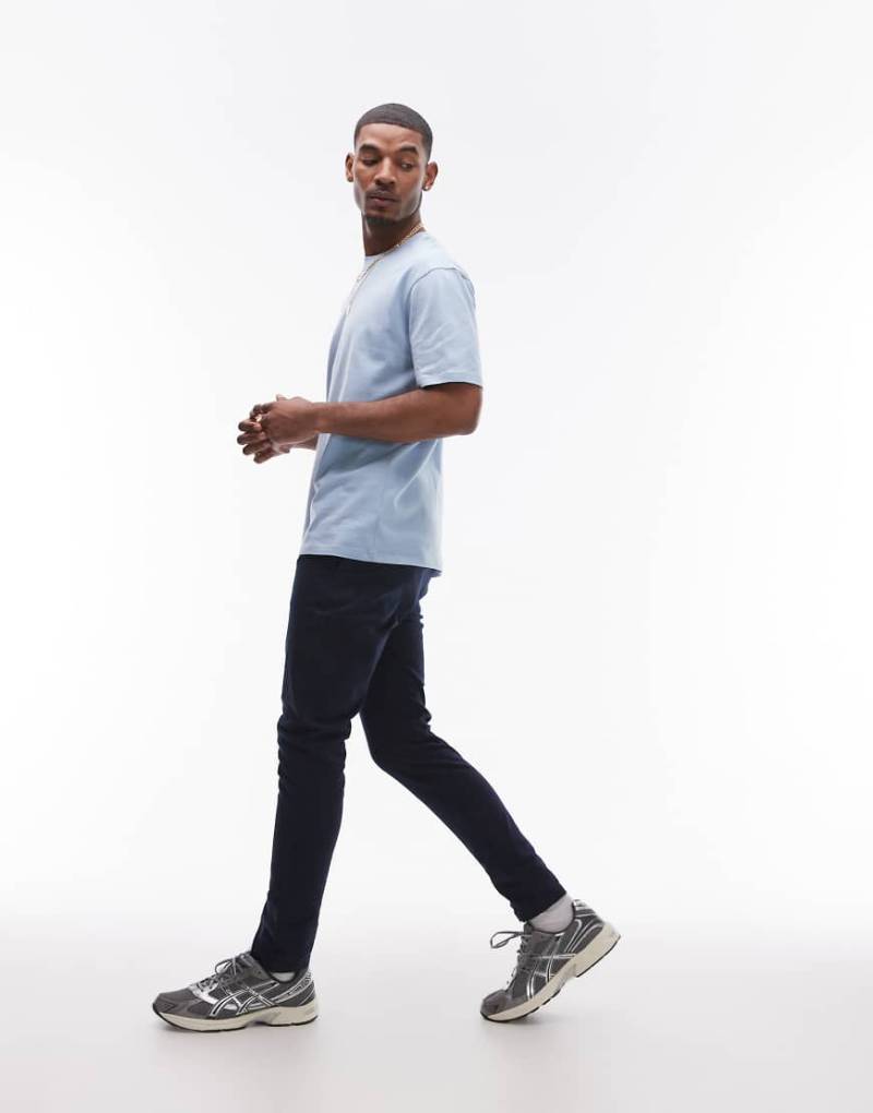 Topman - Eng geschnittene Chinohose in Marineblau von Topman