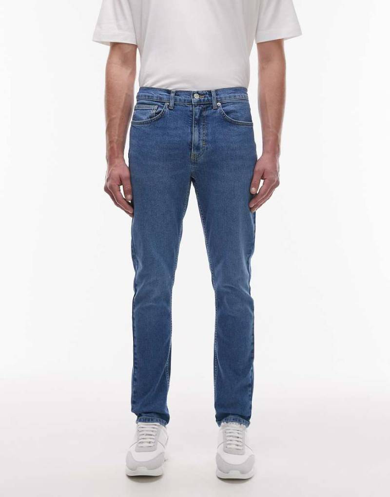 Topman - Eng geschnittene Stretch-Jeans in mittelblauer Waschung von Topman
