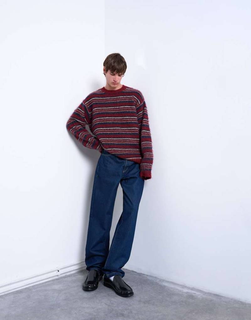 Topman - Flauschiger Relaxed-Fit-Strickpullover in gestreiftem Burgunderrot von Topman