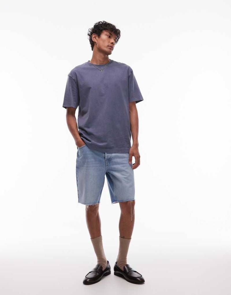 Topman - Gerade geschnittene Jeans-Shorts in hellblauer Waschung mit offenem Saum von Topman