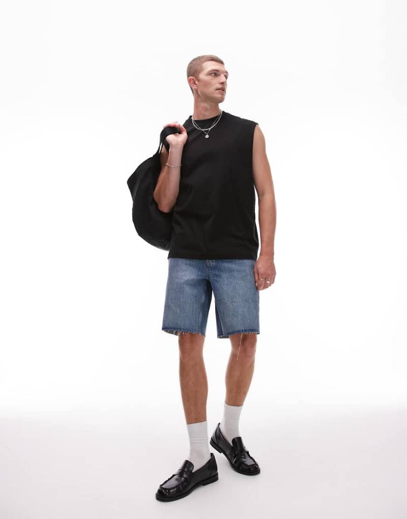 Topman - Gerade geschnittene Jeans-Shorts in mittelblauer Waschung mit offenem Saum von Topman