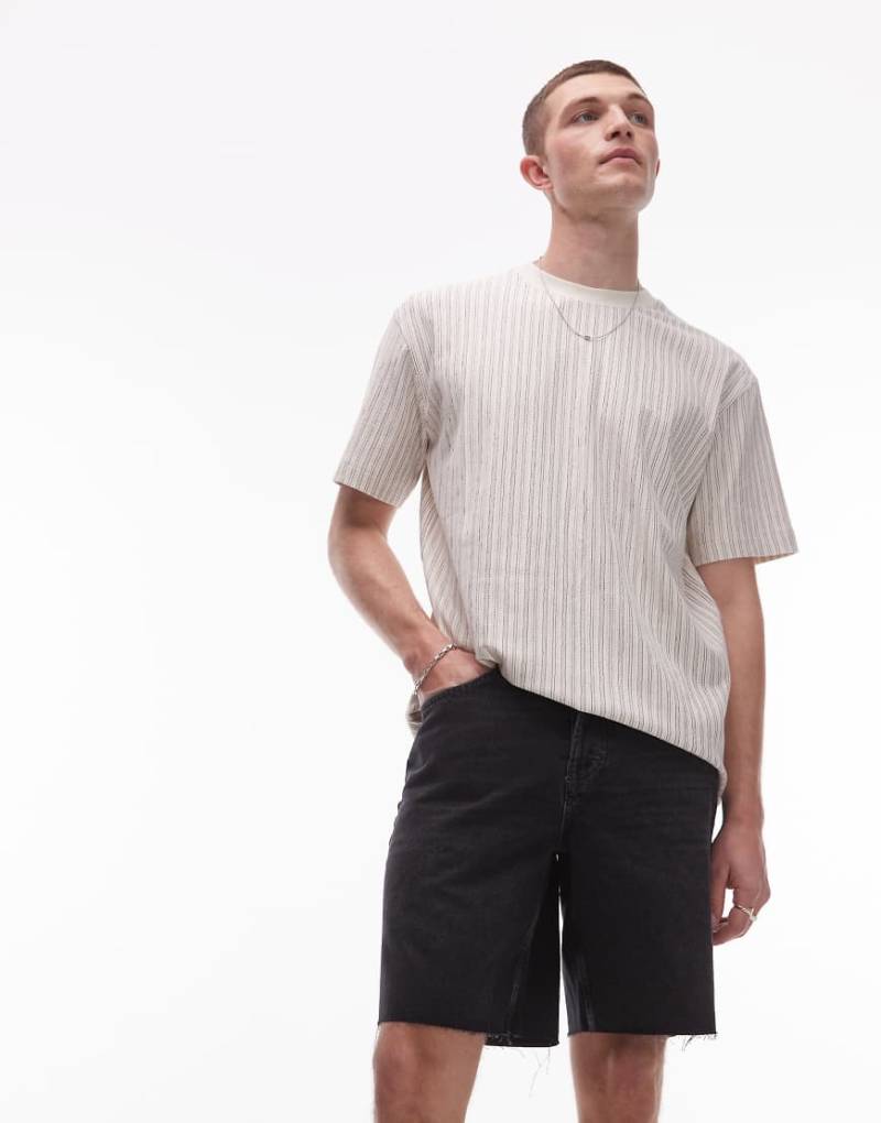 Topman - Gerade geschnittene Jeans-Shorts in verwaschenem Schwarz mit offenem Saum von Topman