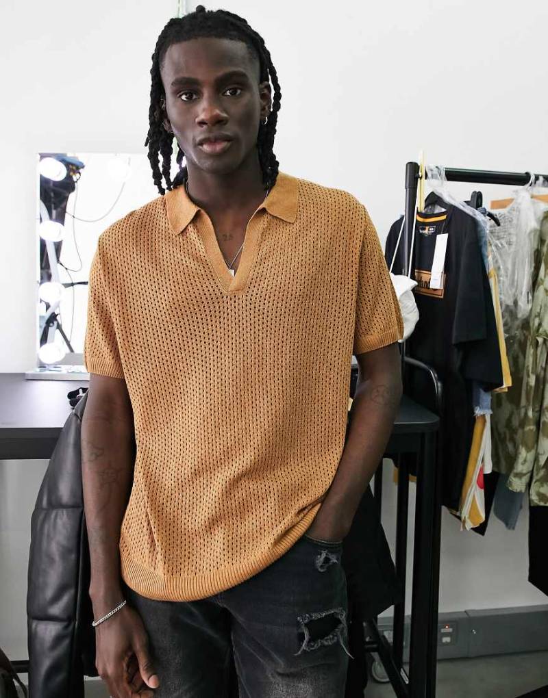 Topman - Gestricktes Netzstoff-Polohemd in Hellbraun mit Reverskragen von Topman