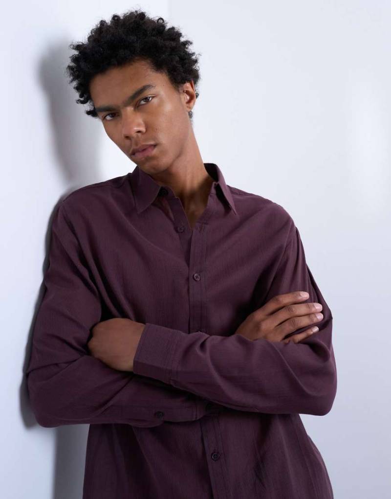 Topman - Hemd aus durchscheinendem Strukturstoff in Burgunderrot mit regulärer Passform von Topman