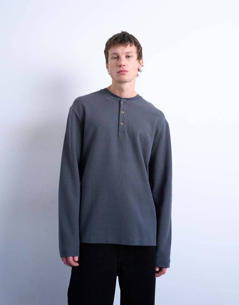 Topman - Hochwertiges Henley-Oberteil aus schwerem Stoff in Grau mit lockerem Schnitt und Waffelstruktur von Topman