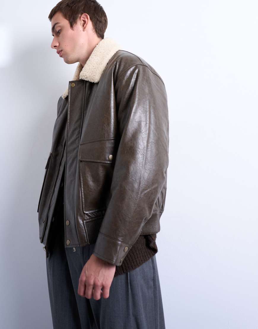 Topman - Jacke aus verwaschenem Kunstleder in Schokobraun mit Kragen aus Teddystoff-Brown Topman - Jacke aus verwaschenem Kunstleder in Schokobraun mit Kragen aus Teddystoff-Brown von Topman