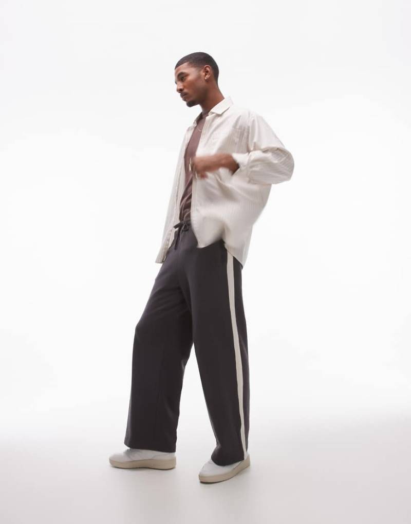 Topman - Jogginghose in Anthrazit mit weitem Bein und seitlichem Kontraststreifen-Grau von Topman