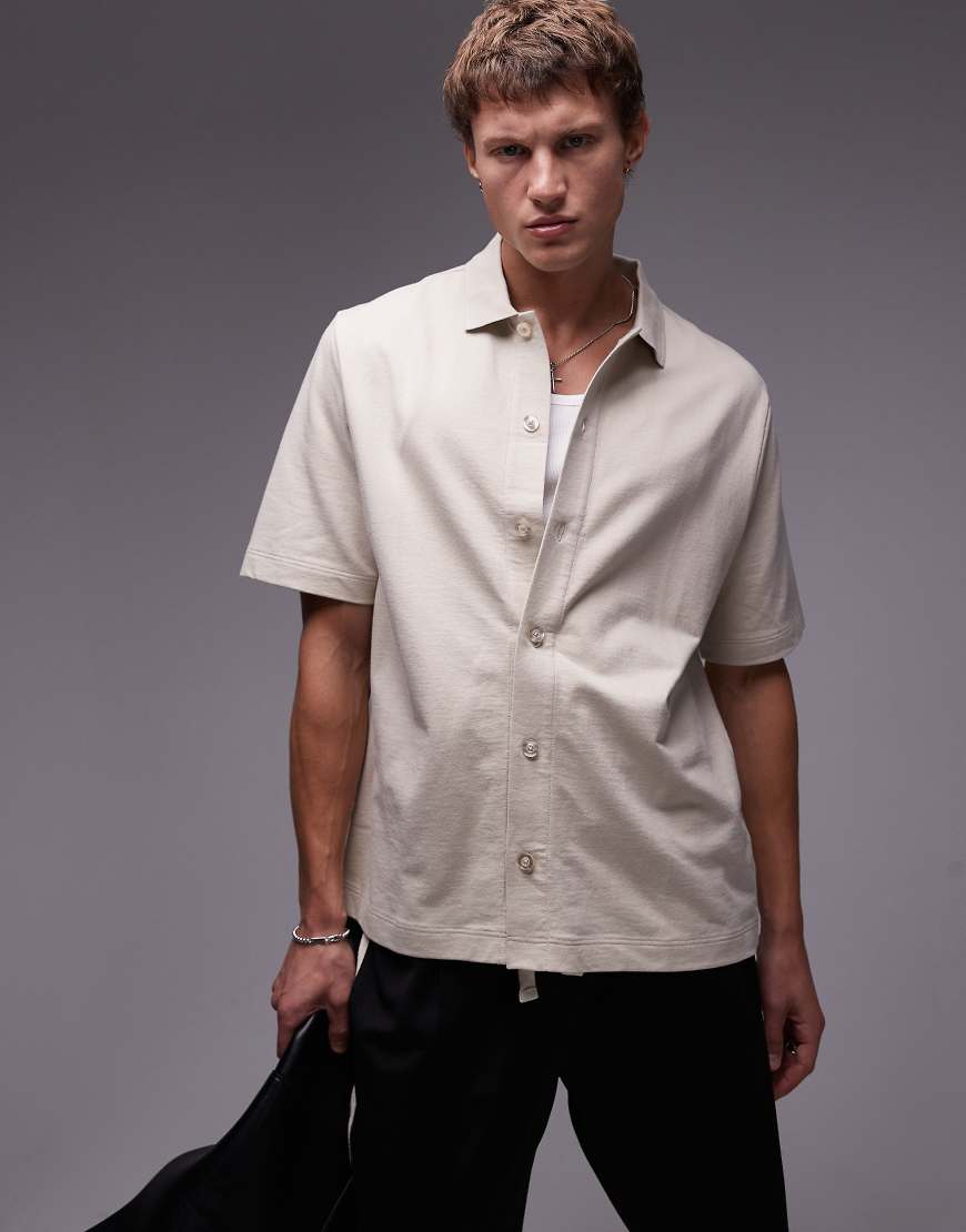 Topman - Cropped Fit Jersey-Hemd in Steinbeige mit Knopfleiste-Neutral Topman - Cropped Fit Jersey-Hemd in Steinbeige mit Knopfleiste-Neutral von Topman