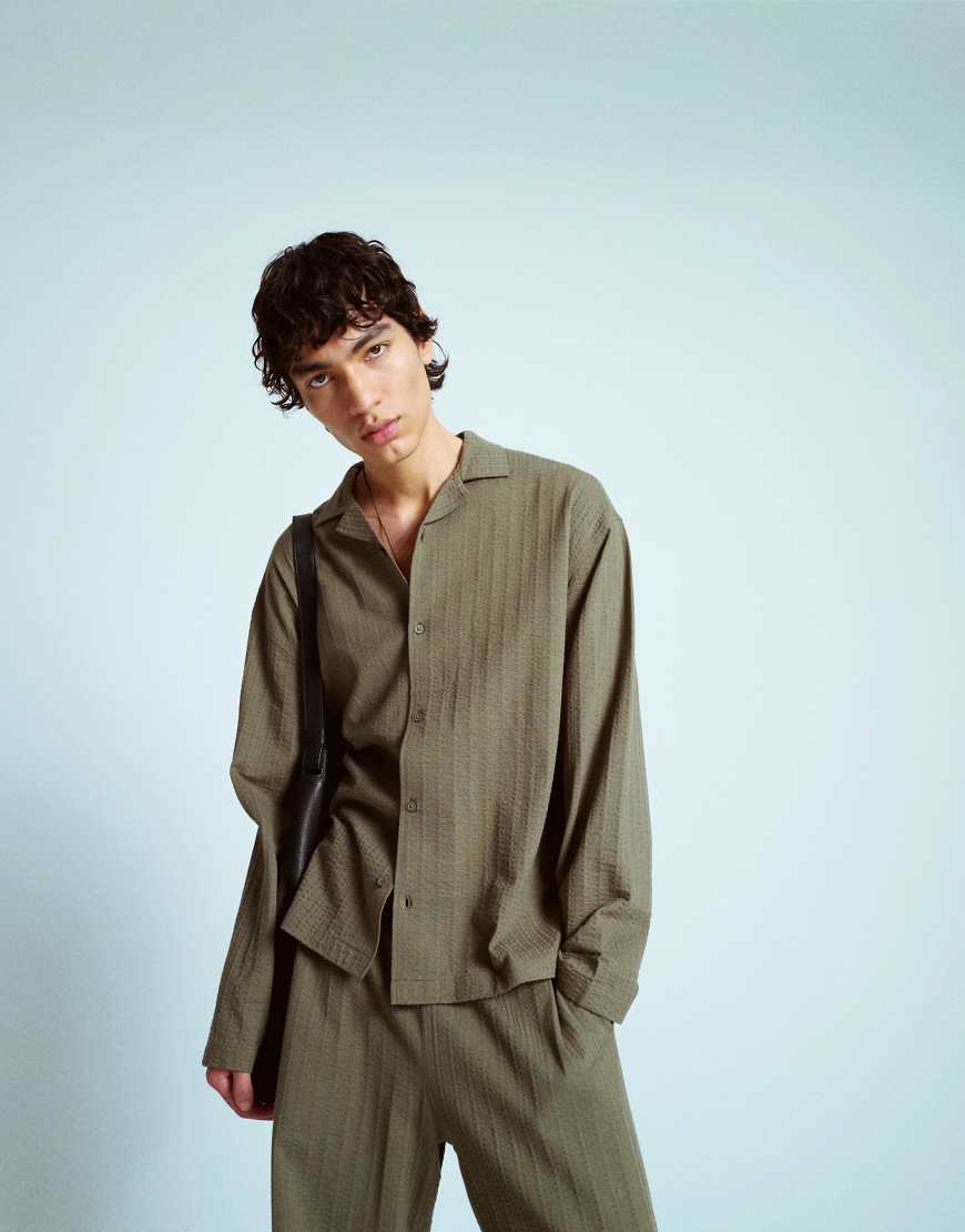 Topman - Langärmliges Cropped Fit Hemd aus Seersucker-Jersey in Khaki mit Knopfleiste-Grün Topman - Langärmliges Cropped Fit Hemd aus Seersucker-Jersey in Khaki mit Knopfleiste-Grün von Topman
