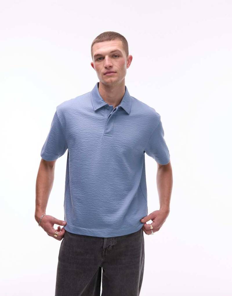 Topman - Relaxed-Fit-Polohemd in Cropped-Länge aus gestreiftem Seersucker in Blau von Topman
