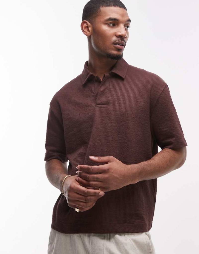 Topman - Cropped Fit Oversize-Polohemd aus Seersucker in gestreiftem Braun von Topman