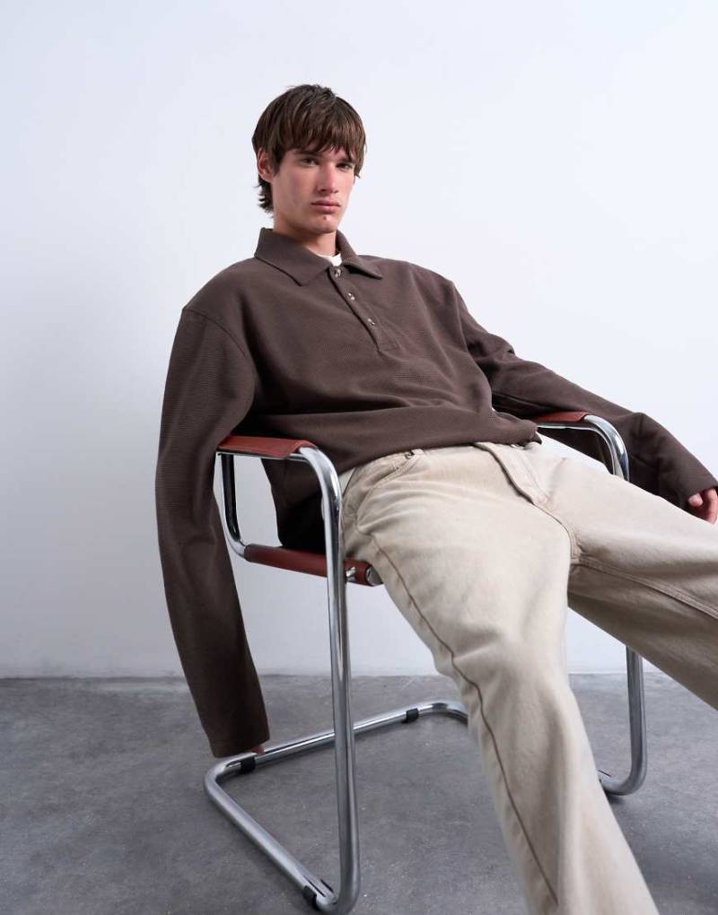 Topman - Kastiges Polo-Sweatshirt in Braun mit Waffelstruktur Topman - Kastiges Polo-Sweatshirt in Braun mit Waffelstruktur von Topman