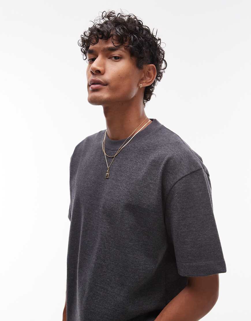 Topman - Hochwertiges Regular Fit Cropped T-Shirt aus schwerem Stoff in meliertem Anthrazit-Grau von Topman