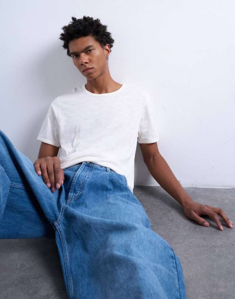 Topman - Knapp geschnittenes Cropped-T-Shirt in Weiß mit feiner Noppenstruktur von Topman