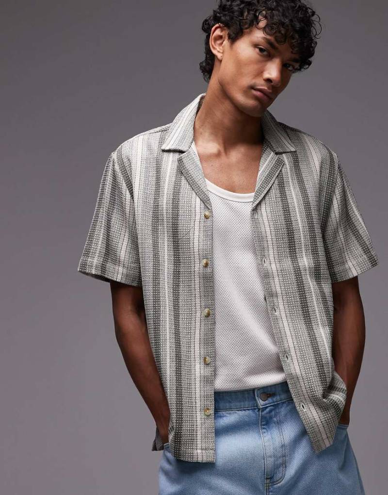 Topman - Kurzärmliges, gestreiftes Hemd in Grün und Weiß mit Reverskragen Topman - Kurzärmliges, gestreiftes Hemd in Grün und Weiß mit Reverskragen von Topman