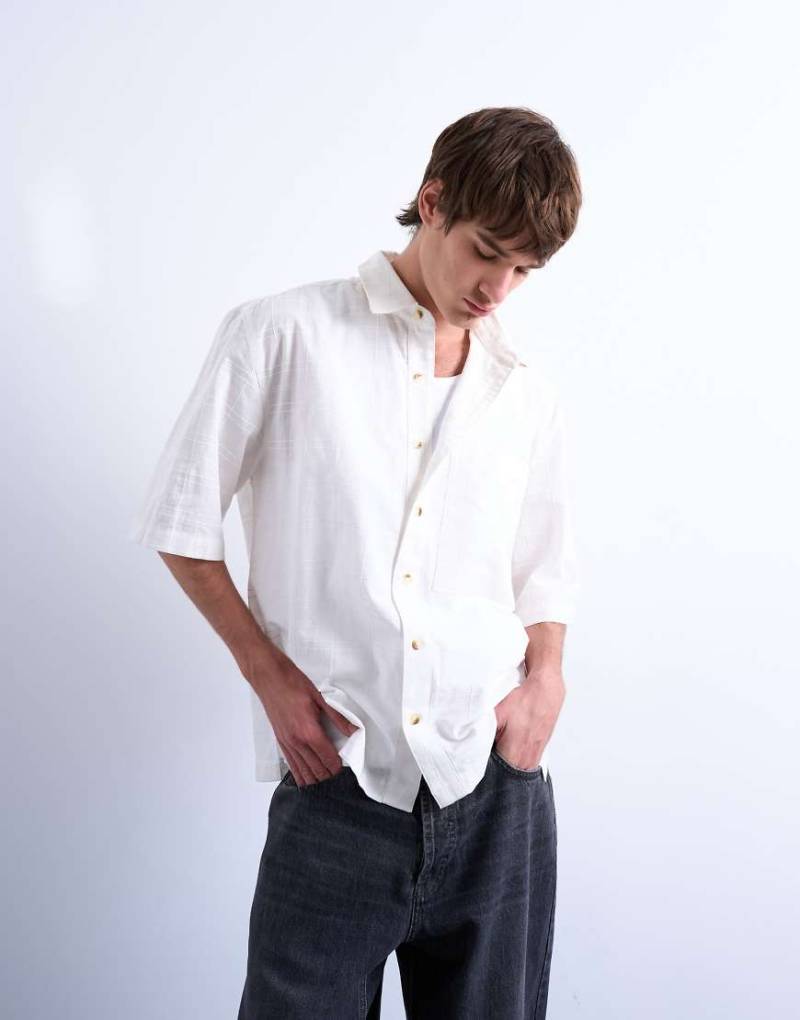 Topman - Kurzärmliges, kastiges Hemd in Ecru mit Strukturmuster-Neutral von Topman