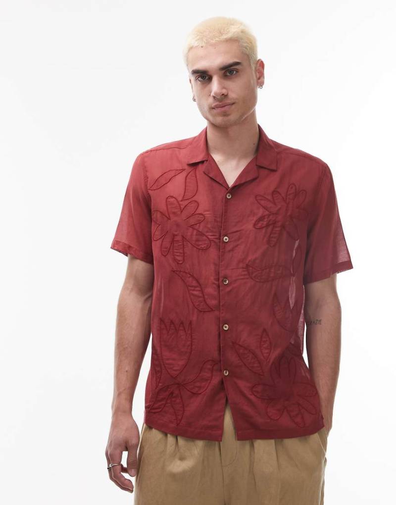 Topman - Kurzärmliges, transparentes Hemd in Rot mit Blumenstickerei von Topman