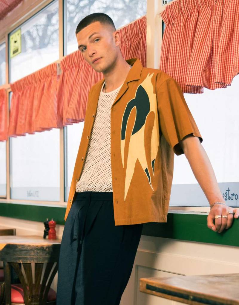 Topman - Kurzärmliges Hemd in Hellbraun mit Stickerei und Aufnähern von Topman