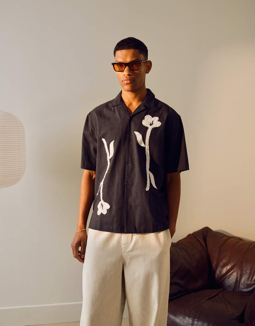 Topman - Kurzärmliges Hemd in Schwarz mit Blumenstickerei von Topman