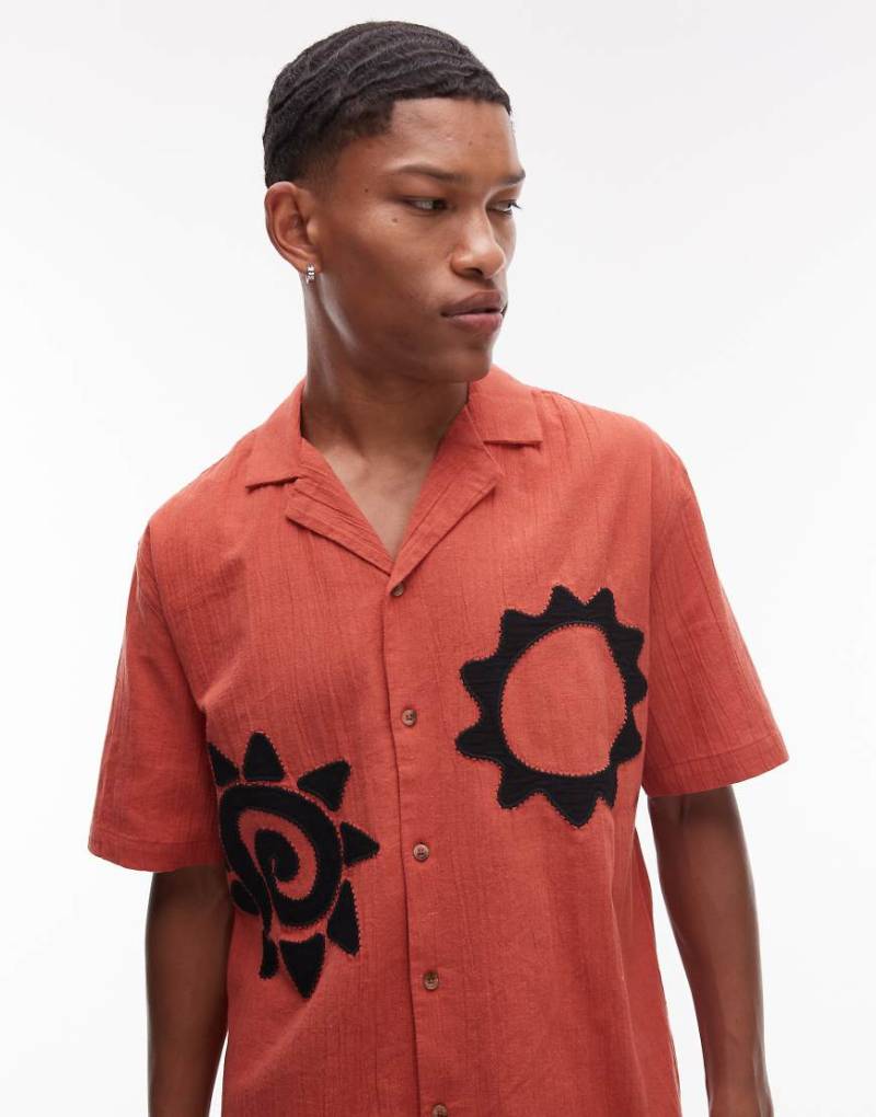 Topman - Kurzärmliges Hemd in Schwarz mit gesticktem Sonnenmotiv-Rot von Topman