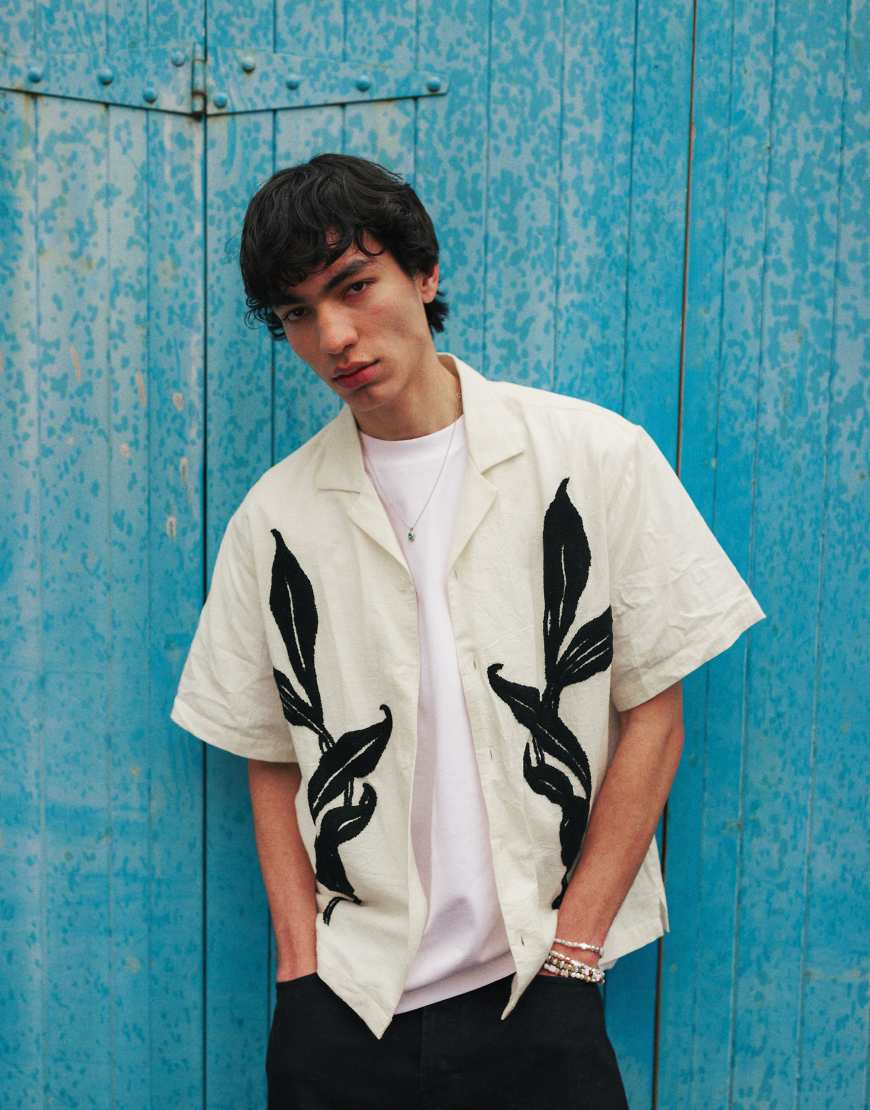 Topman - Kurzärmliges Hemd in Weiß mit Blumenstickerei von Topman