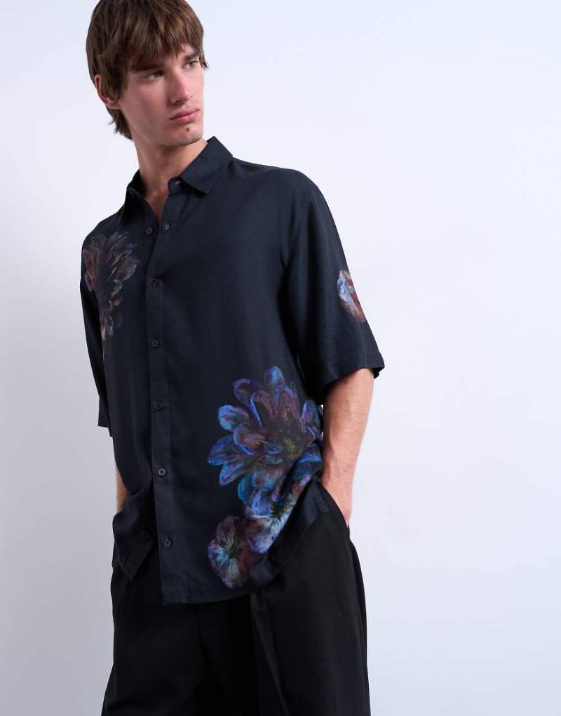 Topman - Kurzärmliges Relaxed-Fit-Twillhemd in Schwarz mit Blumenprint von Topman