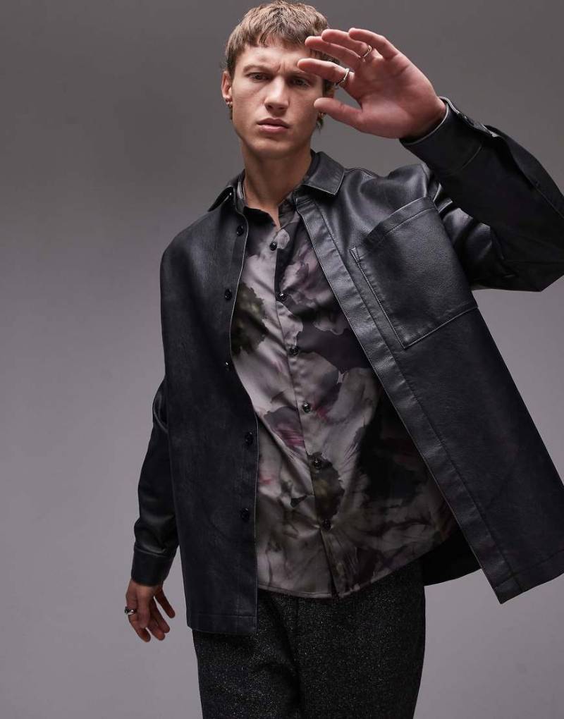 Topman - Langärmlige Hemdjacke aus PU in Grau mit Used-Optik von Topman