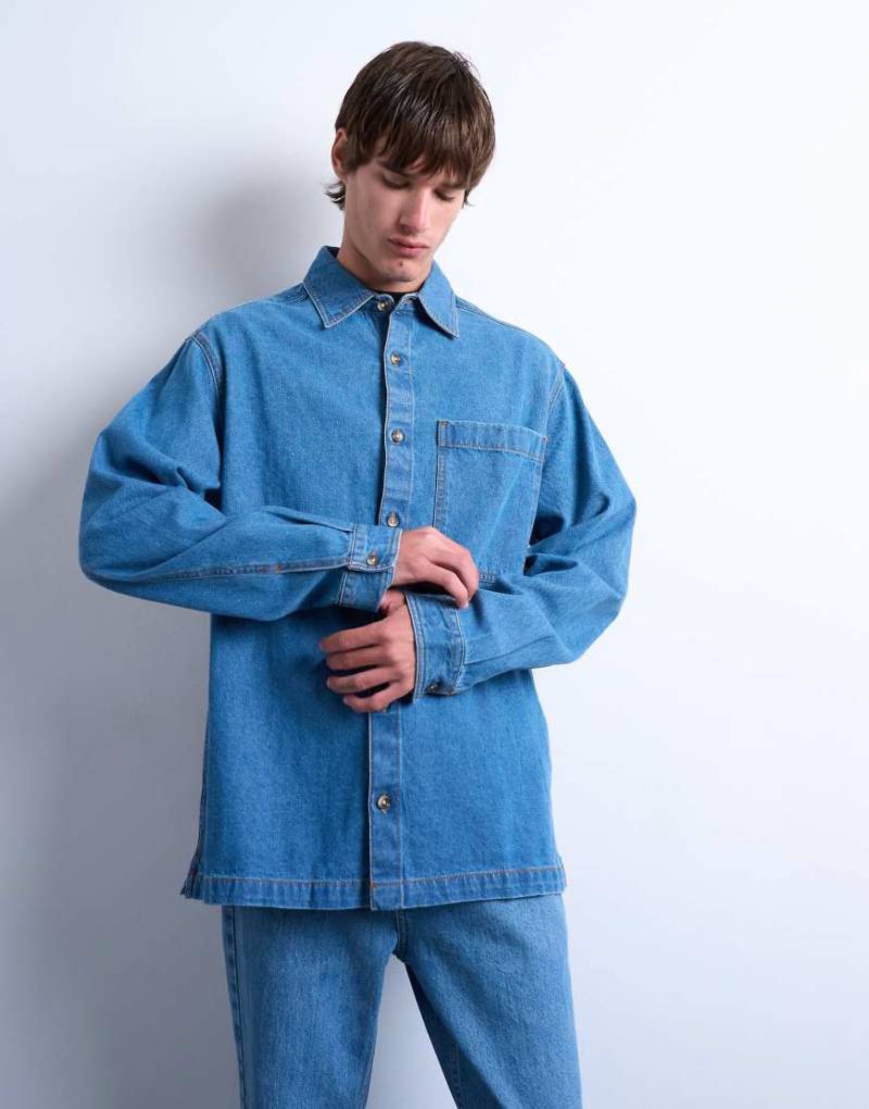 Topman - Jeans-Hemdjacke in mittelblauer Waschung mit regulärer Passform von Topman