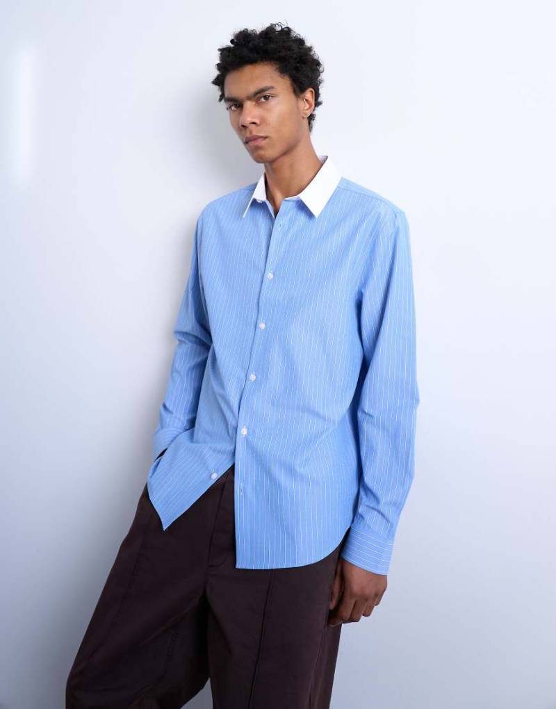 Topman - Langärmliges, elegantes Hemd in Blau gestreift mit regulärer Passform und kontrastierendem Kragen von Topman