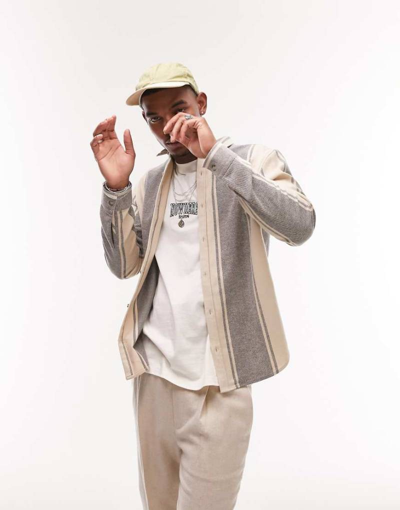 Topman - Langärmliges, gestreiftes Hemd aus Webstoff in verwaschenem Marineblau und Steinbeige mit normalem Schnitt von Topman