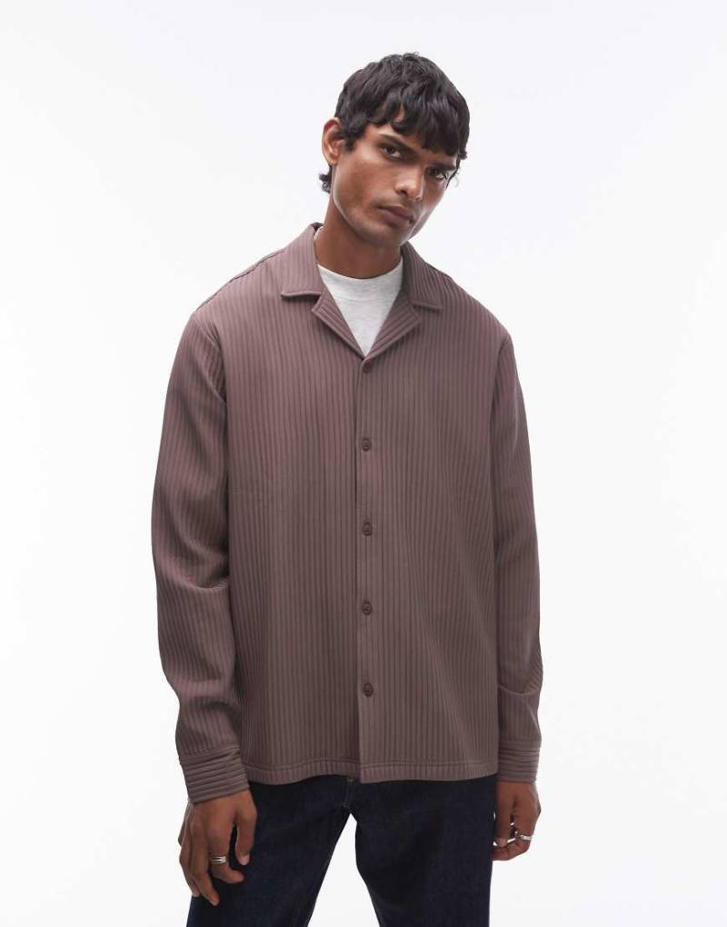 Topman - Langärmliges Hemd in Schokobraun mit breiter Faltenstruktur von Topman