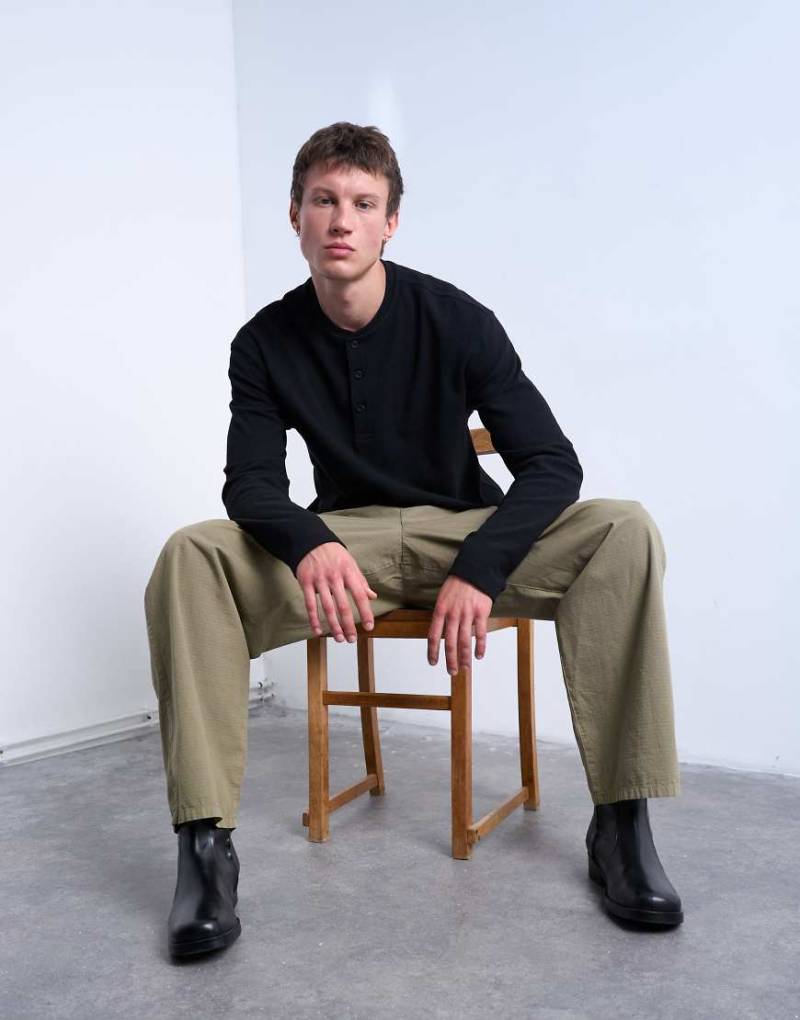 Topman - Langärmliges Henley-T-Shirt in Schwarz mit Waffelstruktur und Relaxed-Fit-Schnitt von Topman