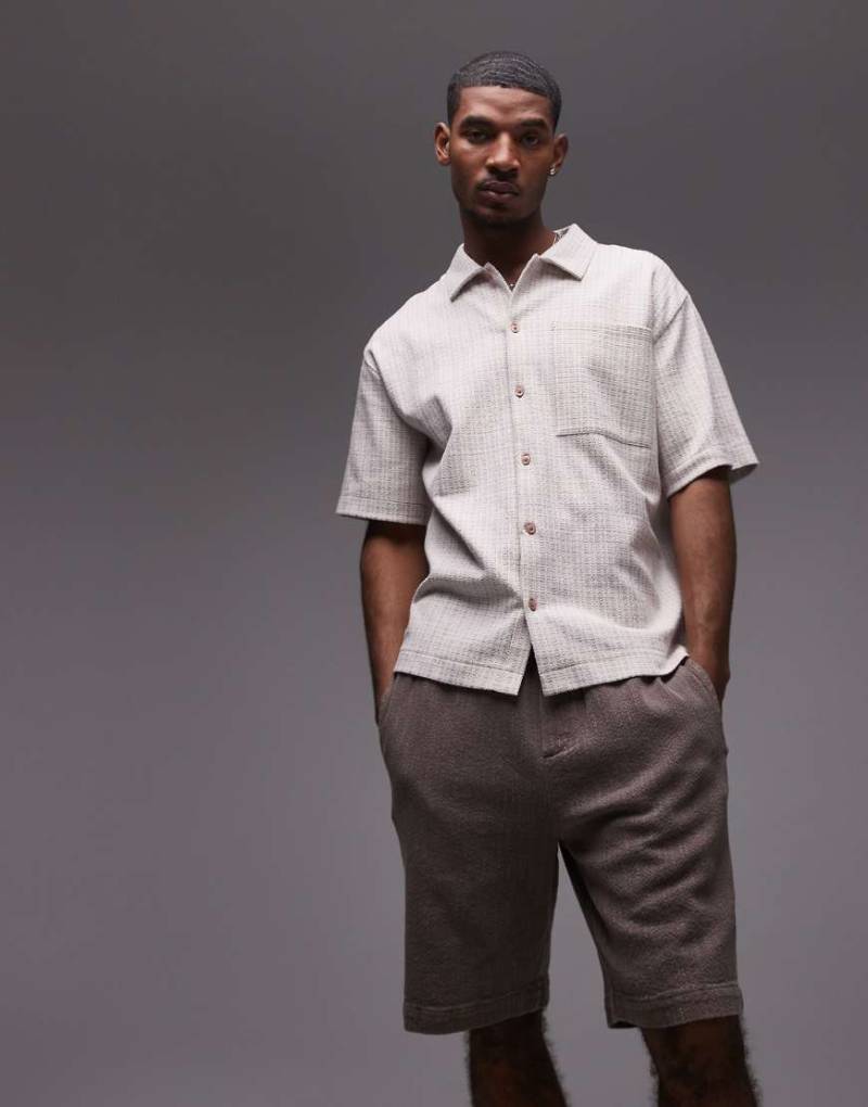 Topman - Locker geschnittene, strukturierte Shorts in Braun von Topman