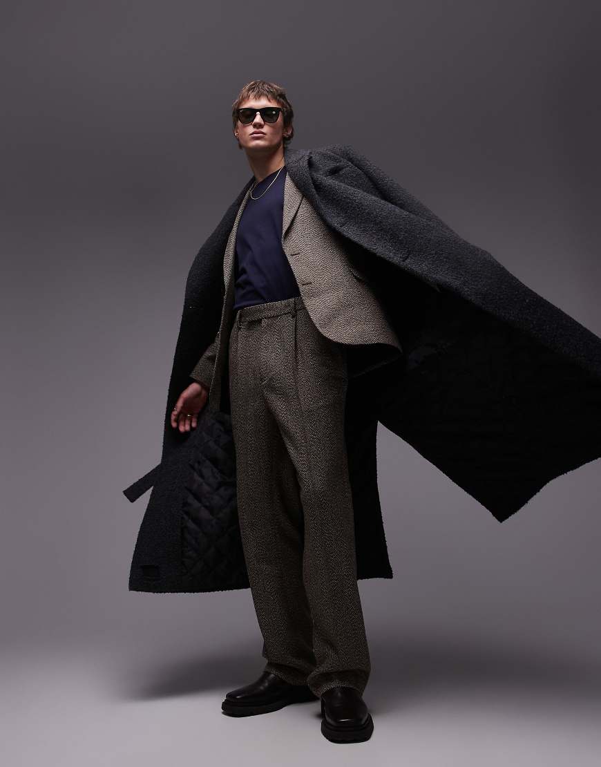 Topman - Locker geschnittene Anzughose in strukturiertem Braun mit hohem Bund Topman - Locker geschnittene Anzughose in strukturiertem Braun mit hohem Bund von Topman