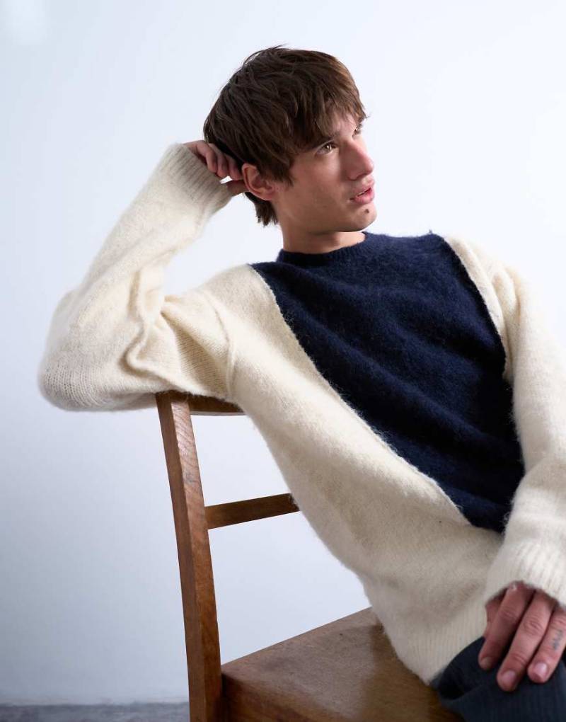 Topman - Locker geschnittener Pullover aus flauschigem Garn in Marineblau mit andersfarbigen Einsätzen von Topman