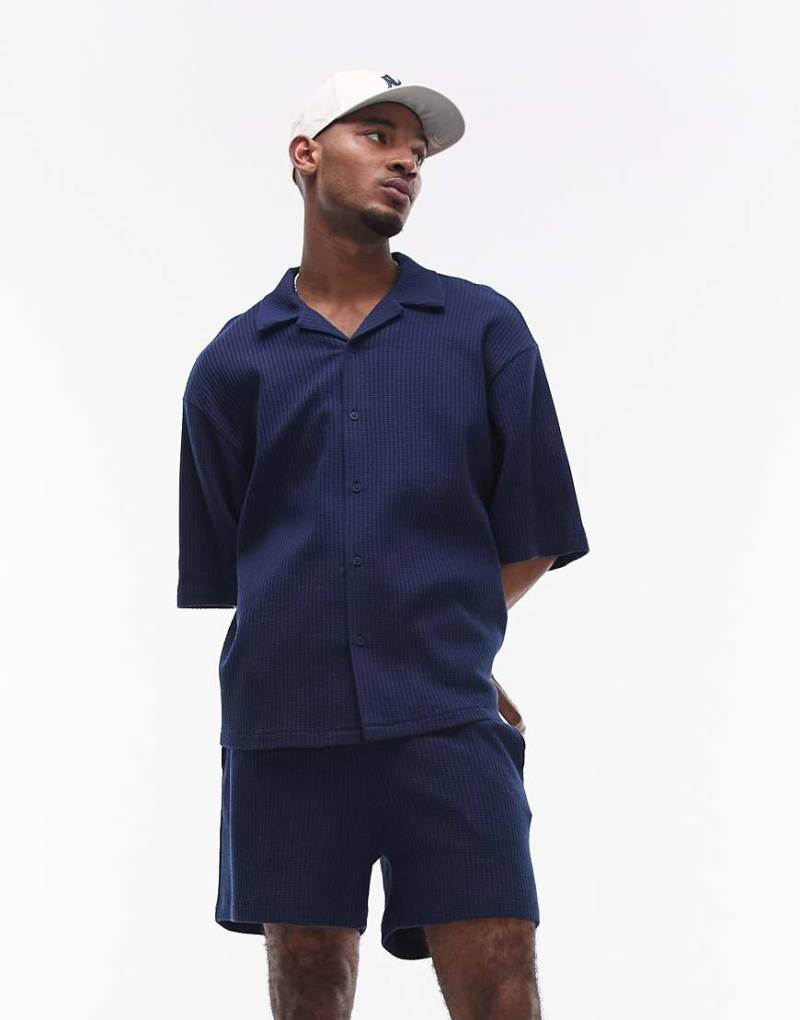 Topman - Relaxed-Fit-Hemd in Marineblau aus Jersey mit Waffelstruktur und Knopfleiste von Topman